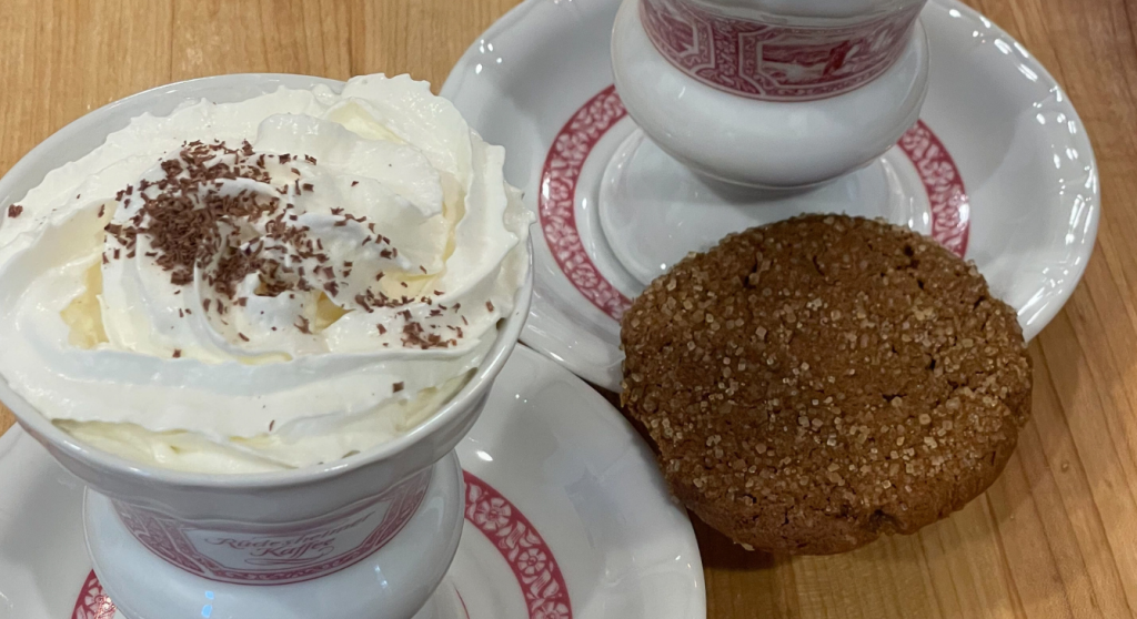 Two cups of Rüdesheim Coffee and a ginger cookie.